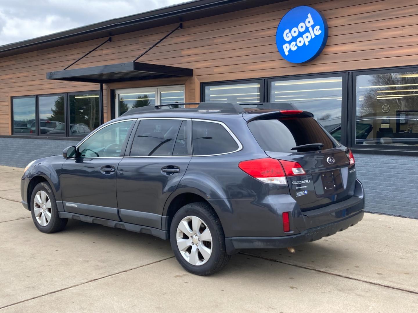 2013 Camillia Red Pearl Subaru Outback 2.5i Premium (4S4BRCGC1D3) with an 2.5L H4 DOHC 16V engine, located at 1800 South Ihm Blvd, Freeport, IL, 61032, (815) 232-5543, 42.278645, -89.607994 - Photo#2